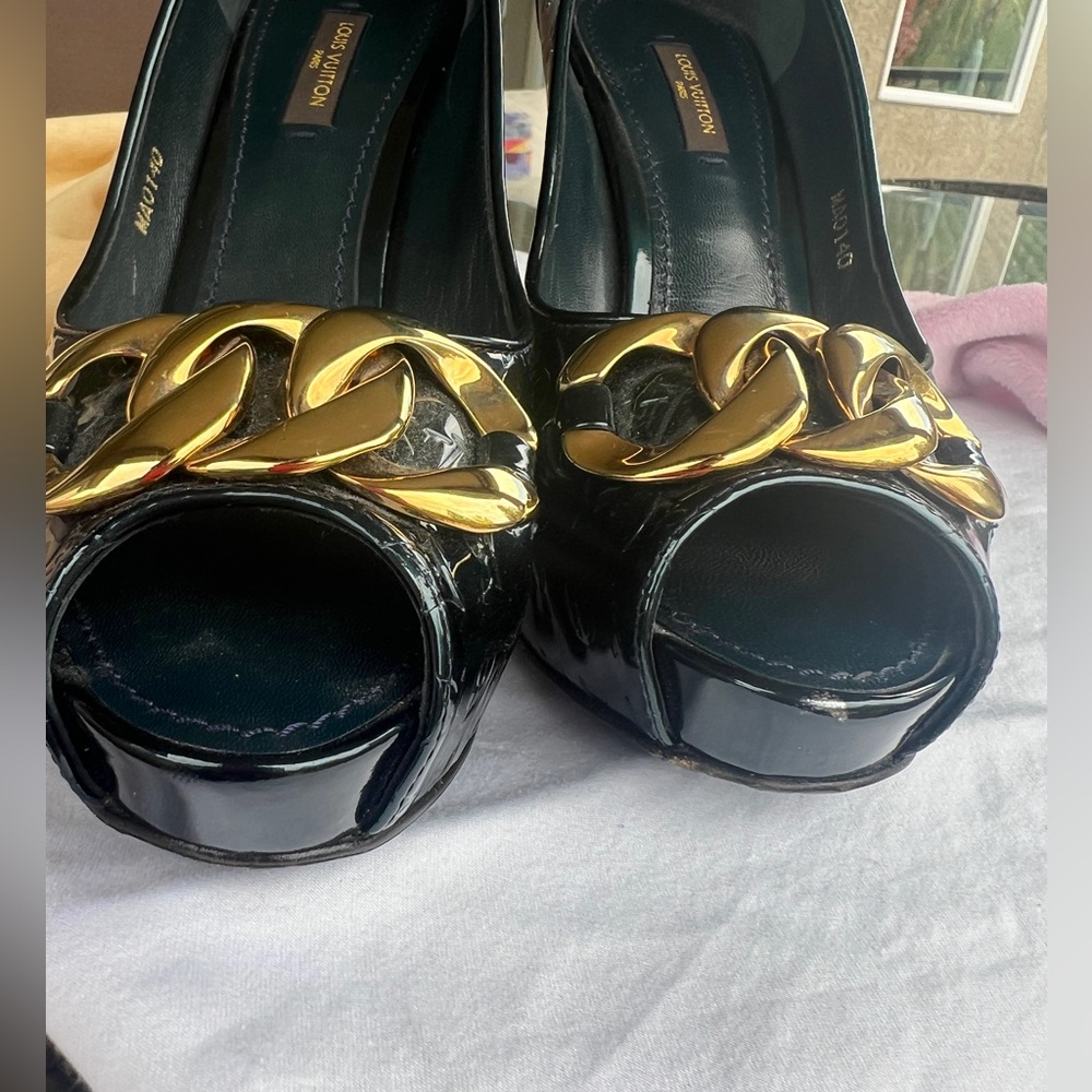 Louis Vuitton monogram green Vernis Claudia peep toe size 8